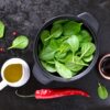spănăcel proaspăt cu dressinguri foto: dreamstime