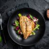 Doradă pe pat de salată. foto: shutterstock
