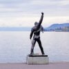 Statuia lui Freddie Mercury de pe malul lacului Geneva, la Montreux (Elveția).